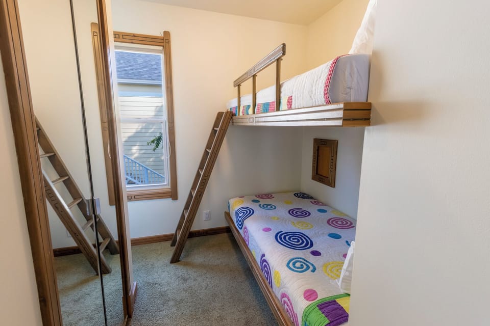 Main Level | Guest | Bedroom 7 | 2 Twin