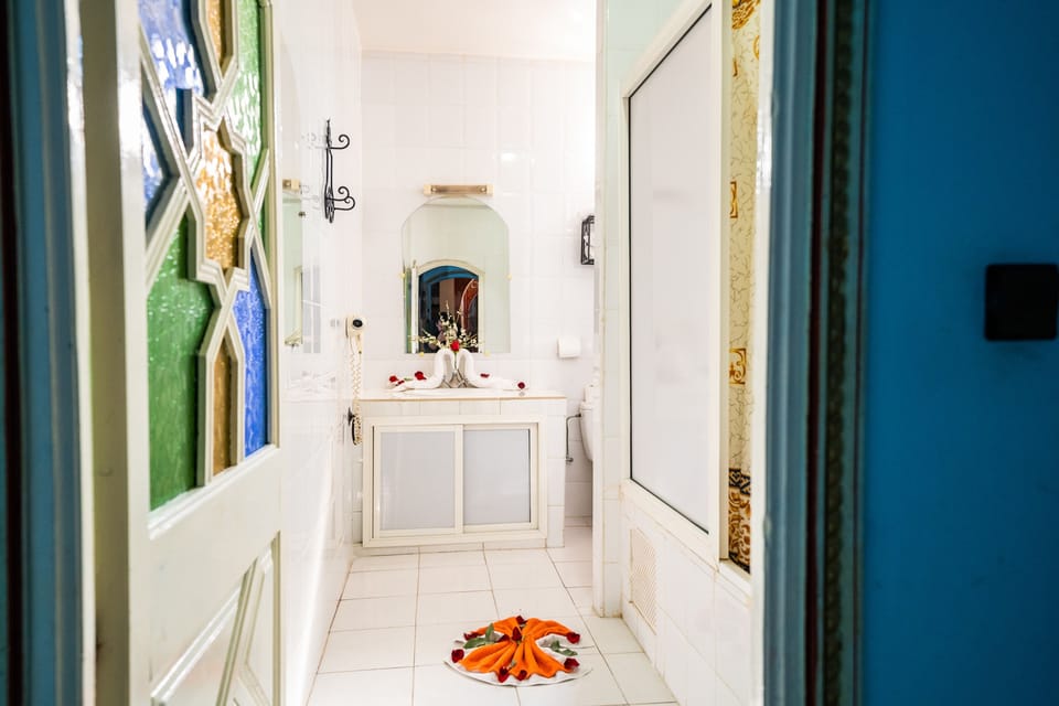 Combined shower/tub, free toiletries, hair dryer, towels