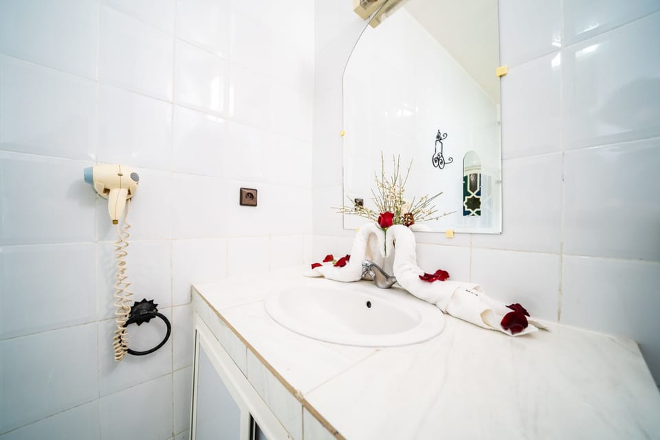Combined shower/tub, free toiletries, hair dryer, towels