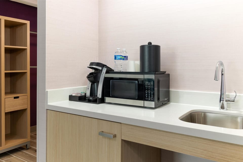 Room, 1 Bedroom, Accessible (Mobility & Hearing, Roll-in Shower) | Minibar