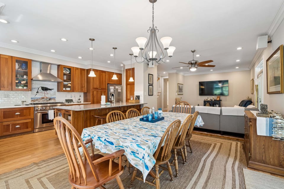 Dining Area & Kitchen