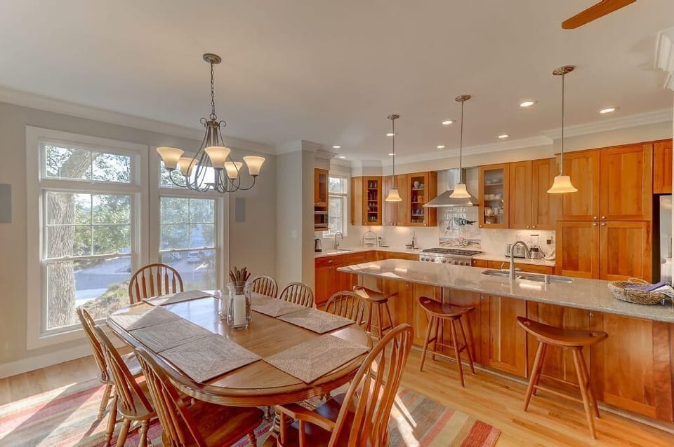Dining Area & Kitchen