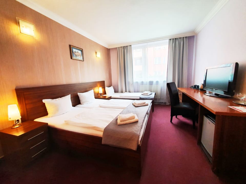 Triple Room | In-room safe, desk, blackout drapes, iron/ironing board