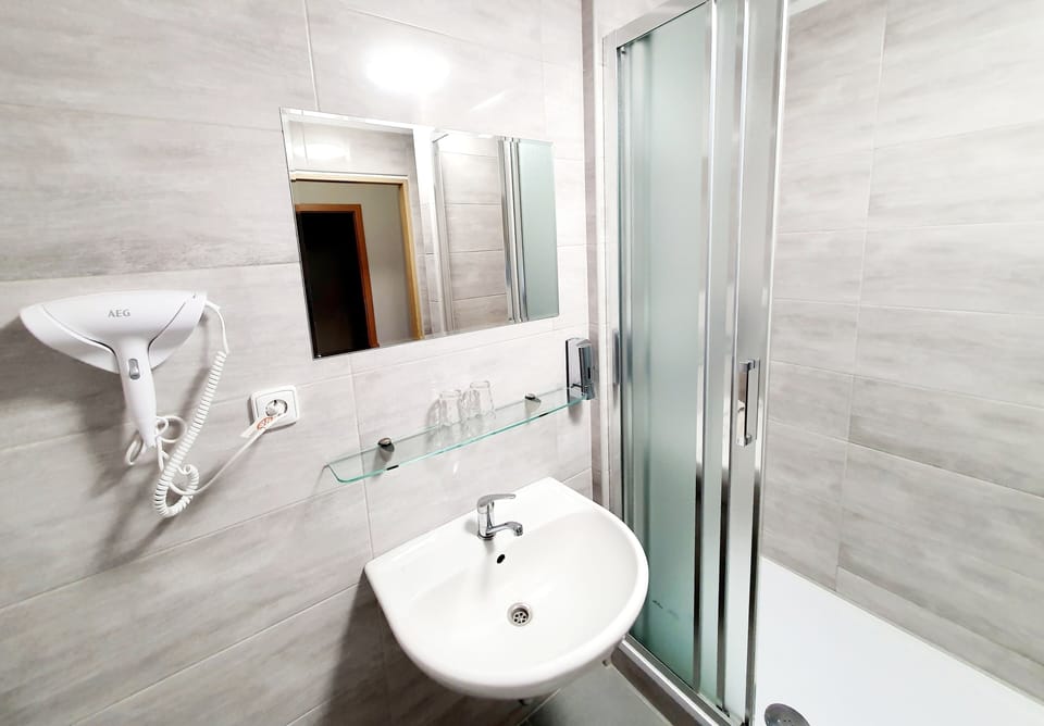 Standard Double Room | Bathroom | Shower, free toiletries, hair dryer, towels