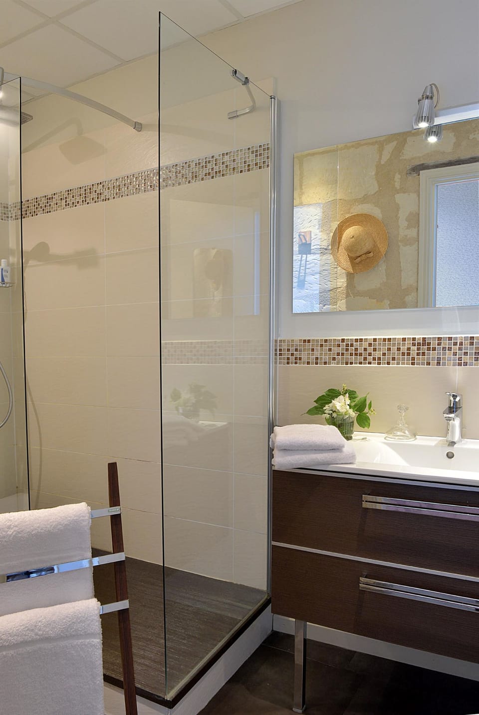 Combined shower/tub, free toiletries, hair dryer, towels