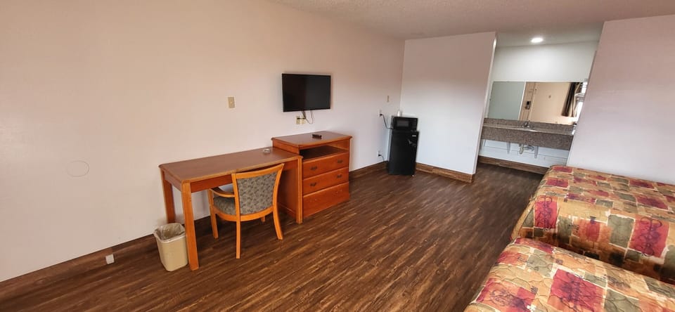 Desk, soundproofing, high-speed internet, alarm clocks