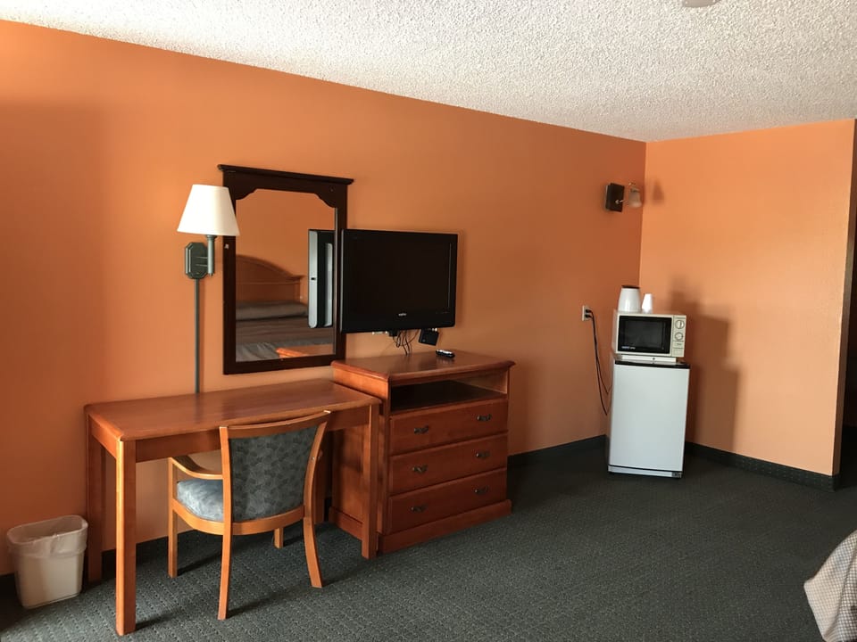 Desk, soundproofing, high-speed internet, alarm clocks