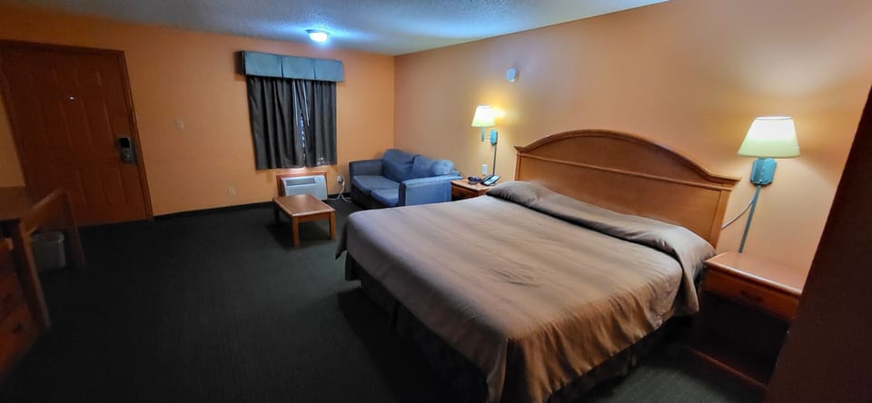 Room, 1 King Bed, Smoking | Desk, soundproofing, high-speed internet, alarm clocks