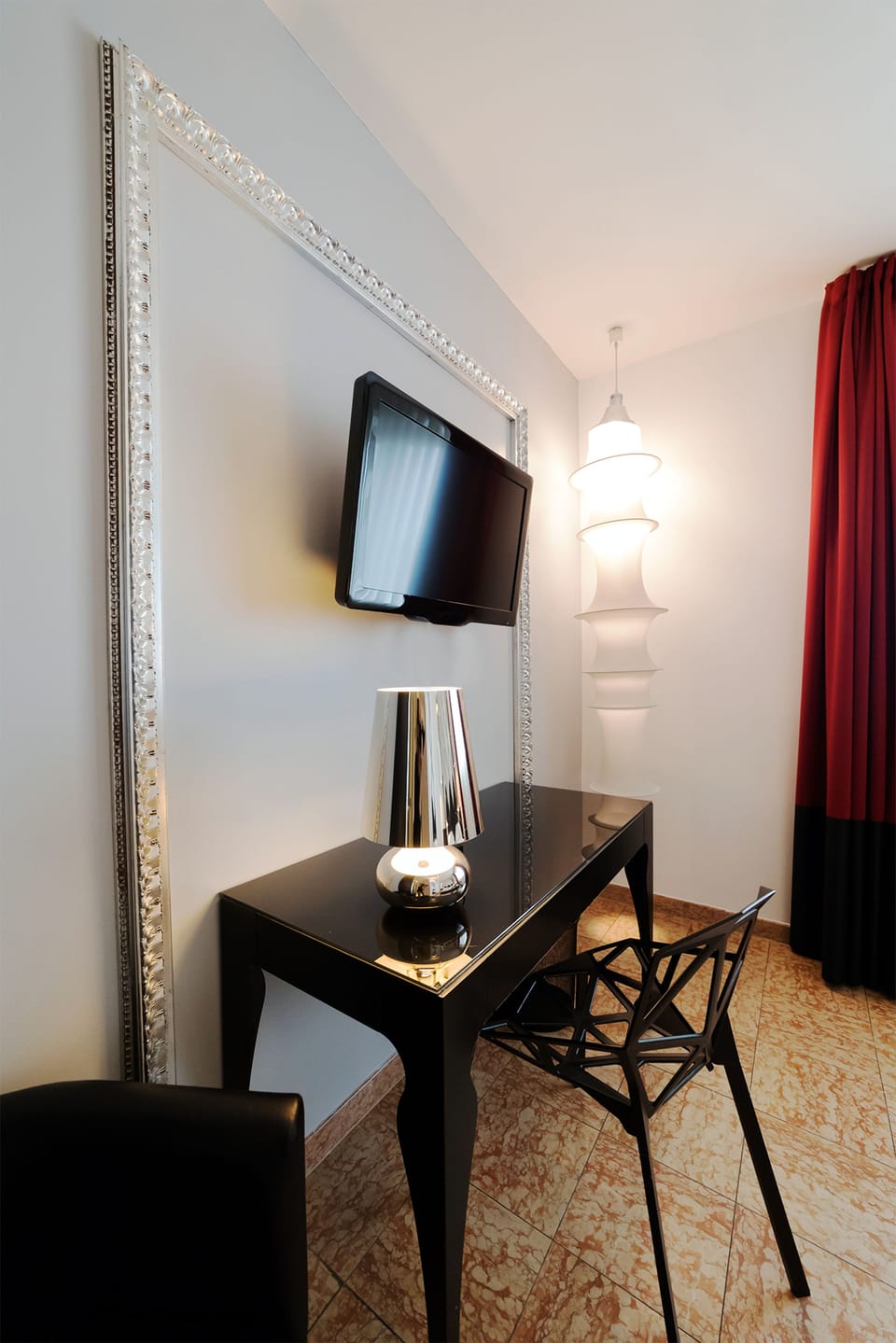 Superior Double Room | Minibar, in-room safe, desk, blackout drapes