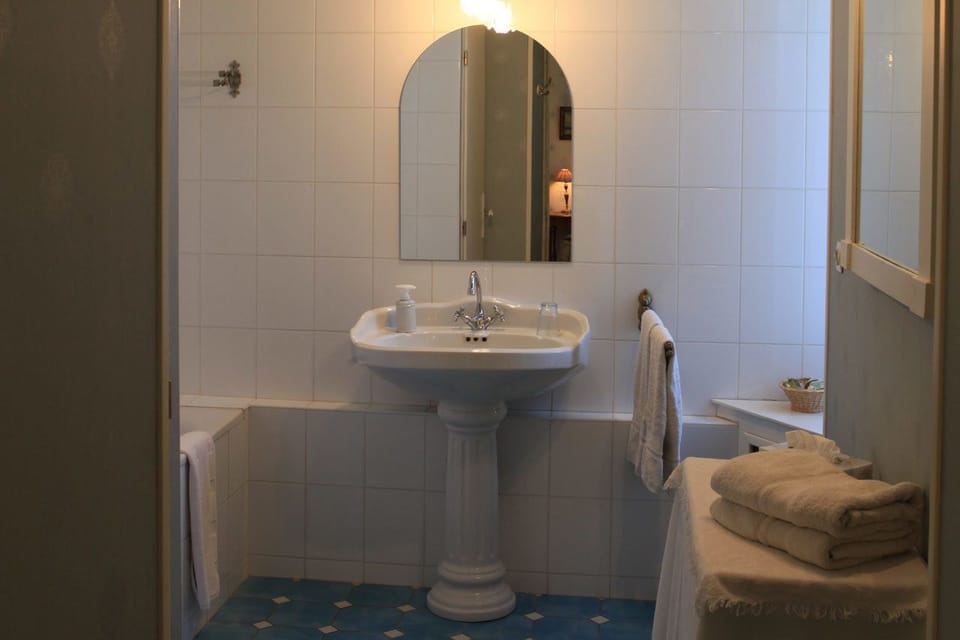 Double Room | Bathroom | Bathtub, deep soaking tub, free toiletries, hair dryer