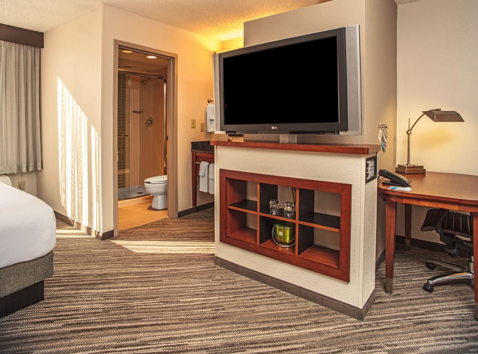Premium bedding, in-room safe, desk, laptop workspace