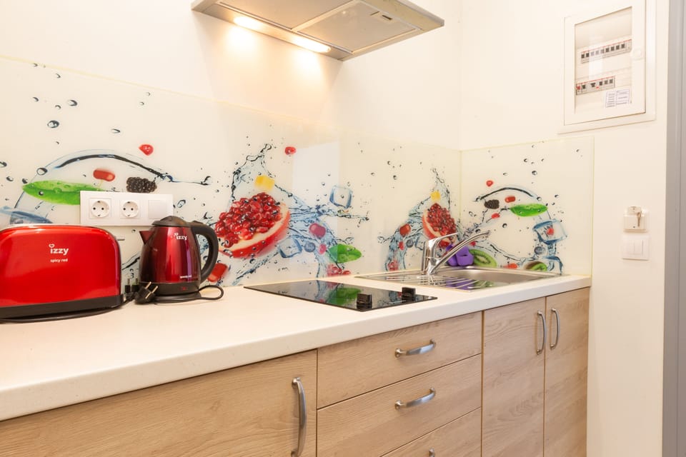 Deluxe Studio, 1 Bedroom | Private kitchen | Full-size fridge, oven, stovetop, electric kettle