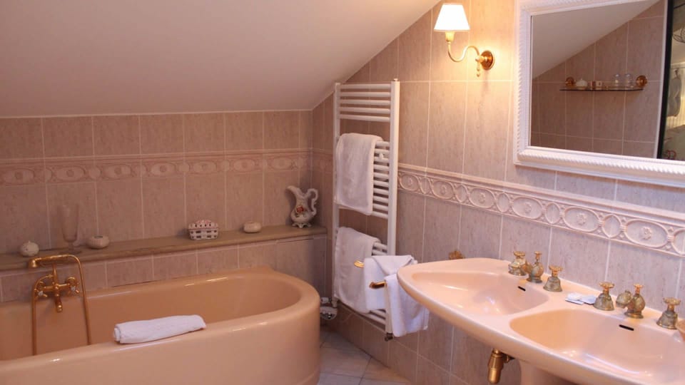 Romantic Room | Bathroom | Free toiletries, hair dryer, bathrobes, towels