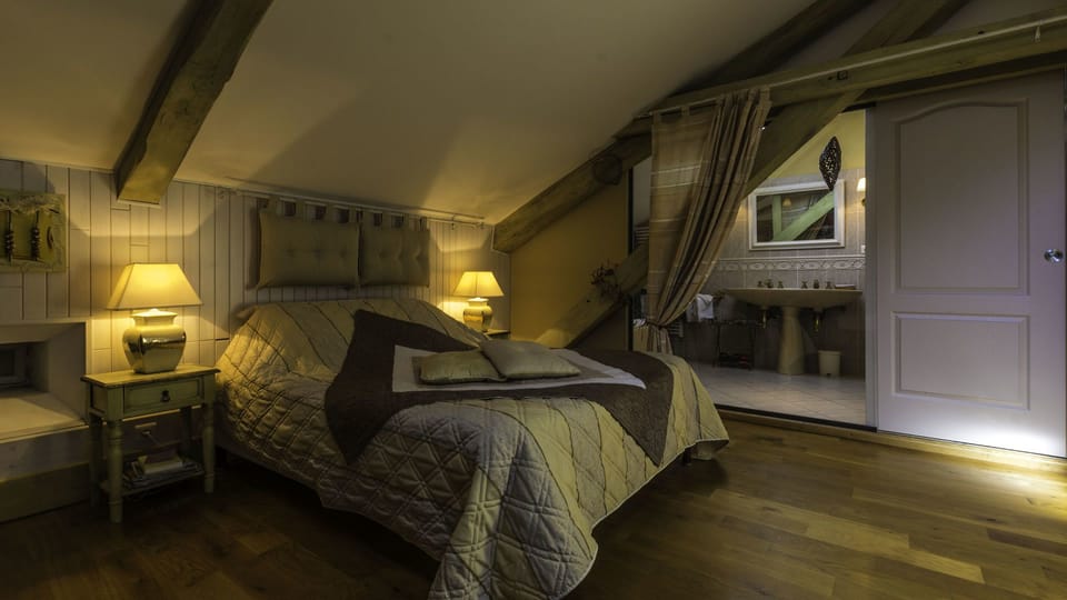 Romantic Room | Premium bedding, individually decorated, individually furnished