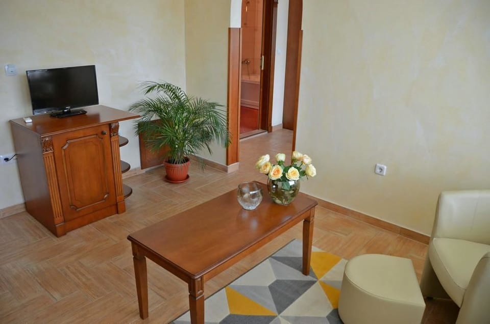 Comfort Double or Twin Room | 1 bedroom, minibar, in-room safe, desk