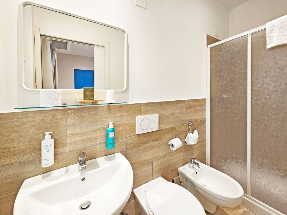 Economy Double or Twin Room | Bathroom | Shower, free toiletries, hair dryer, bidet