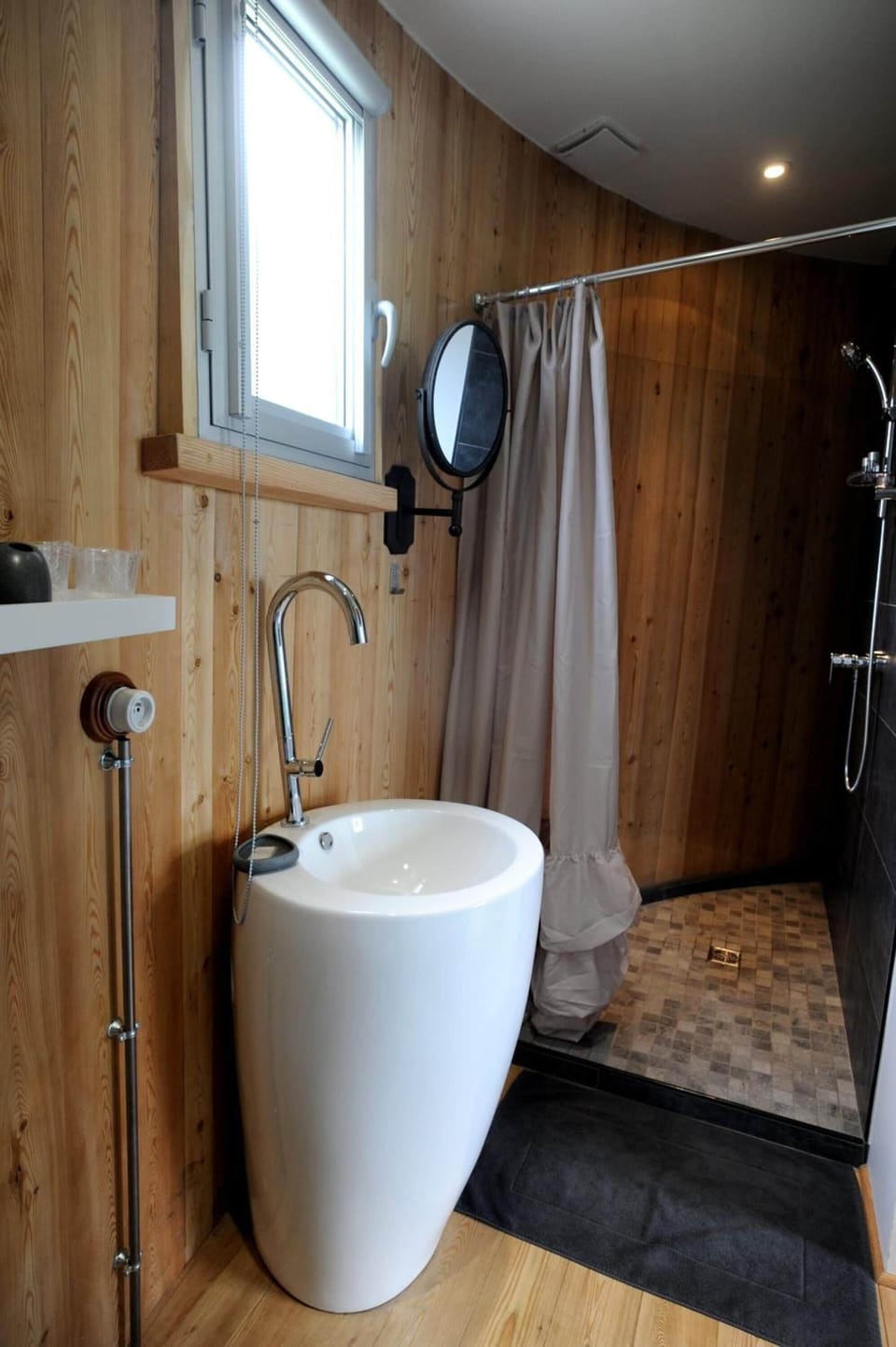 Shower, free toiletries, towels