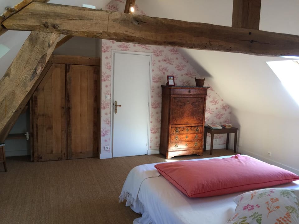 Iron/ironing board, rollaway beds, bed sheets