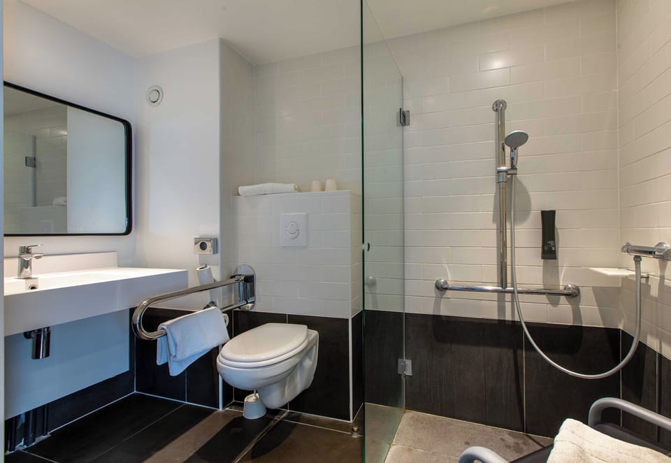 Standard Double Room, Mobility Accessible, Non Smoking | Bathroom | Hair dryer, towels