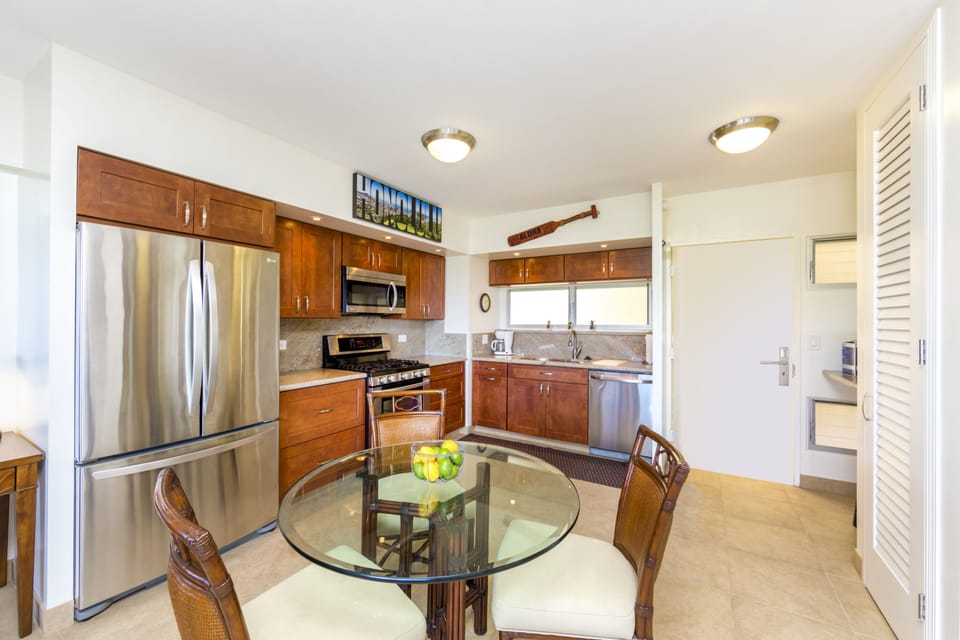 kitchen and dining area - Fully-equipped and ideal for your short-term or long-term cooking needs.