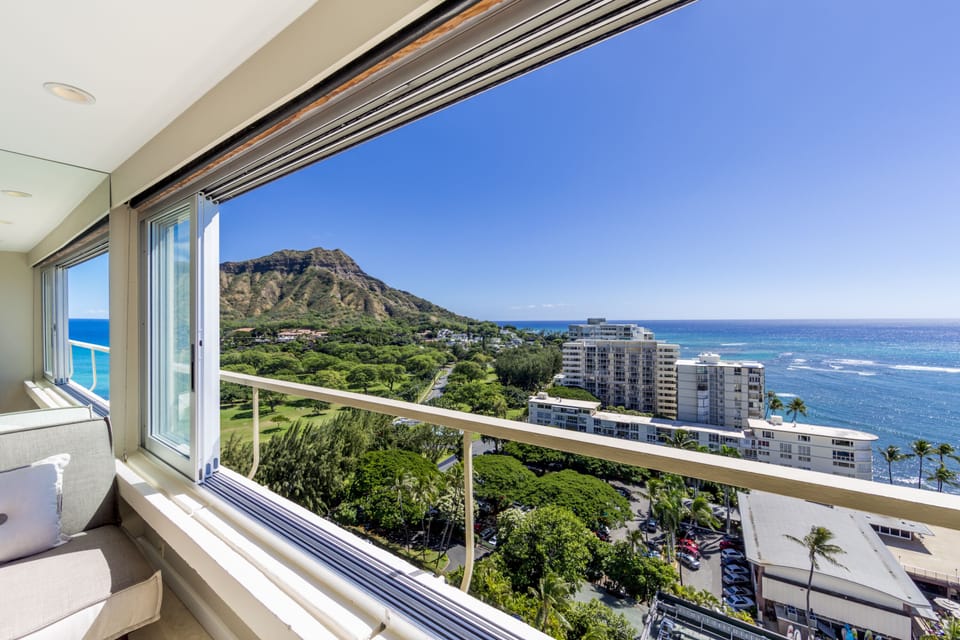 View - View of Diamond Head, coastline and ocean views!
