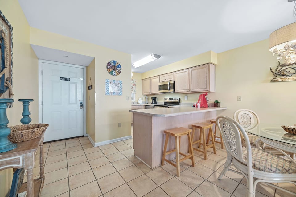 Breakfast bar and kitchen