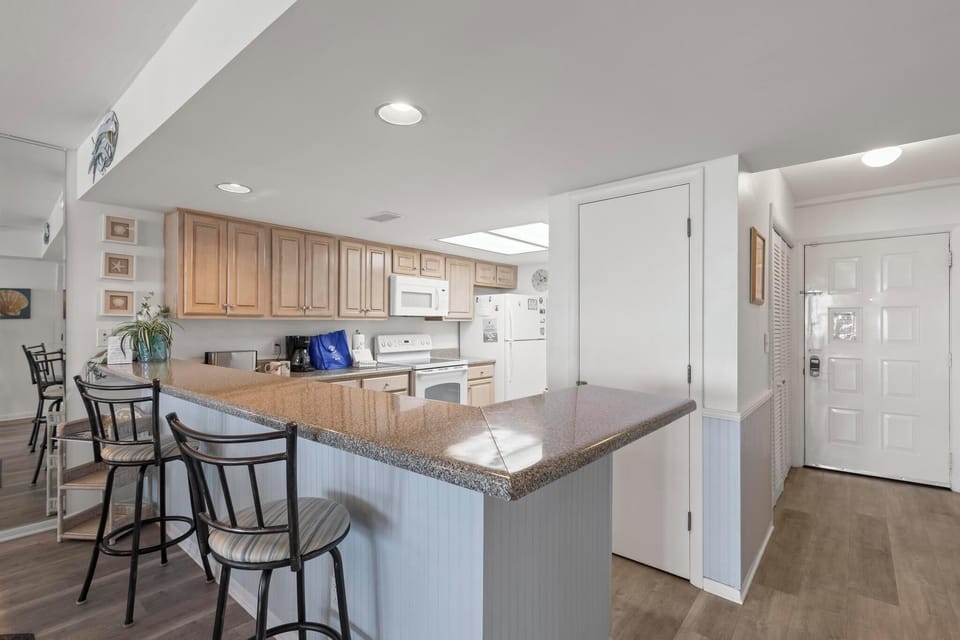Breakfast bar and kitchen