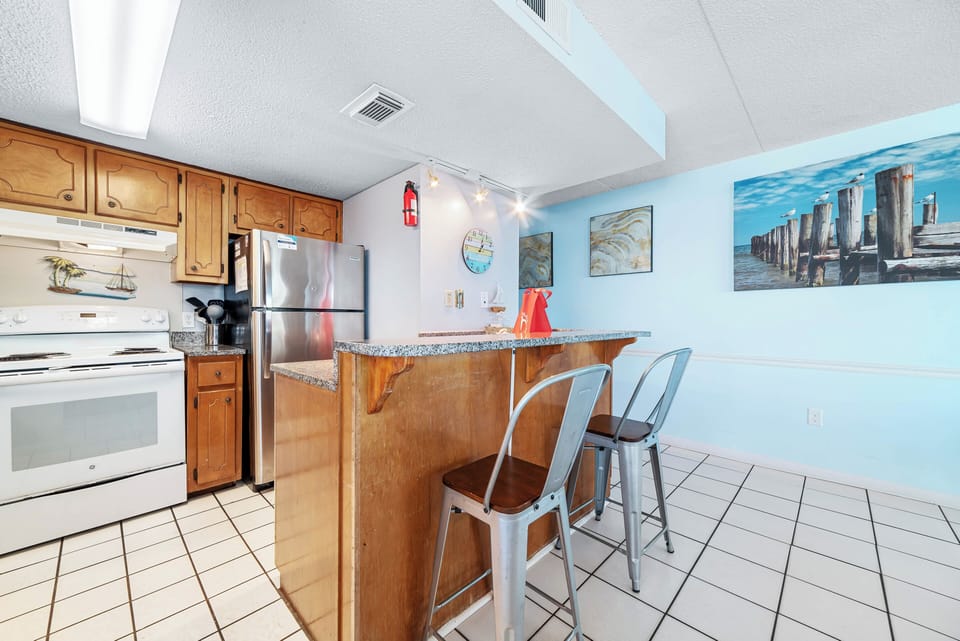 Breakfast bar and kitchen