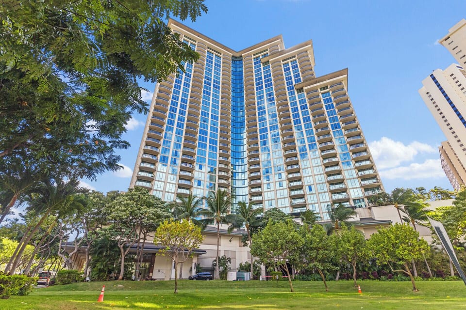 Building - Conveniently located luxurious condominium rental in the heart of Waikiki.
