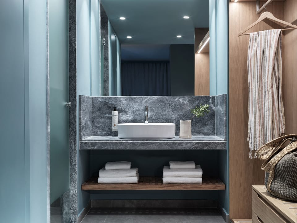 Superior Double Room, 1 Queen Bed, Sea View | Bathroom | Hair dryer, towels, soap, shampoo