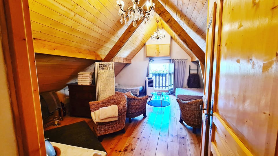 Studio Suite | Living area | TV