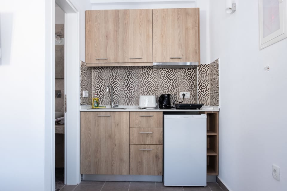 Deluxe Suite, Hot Tub | Private kitchenette | Fridge, cookware/dishes/utensils