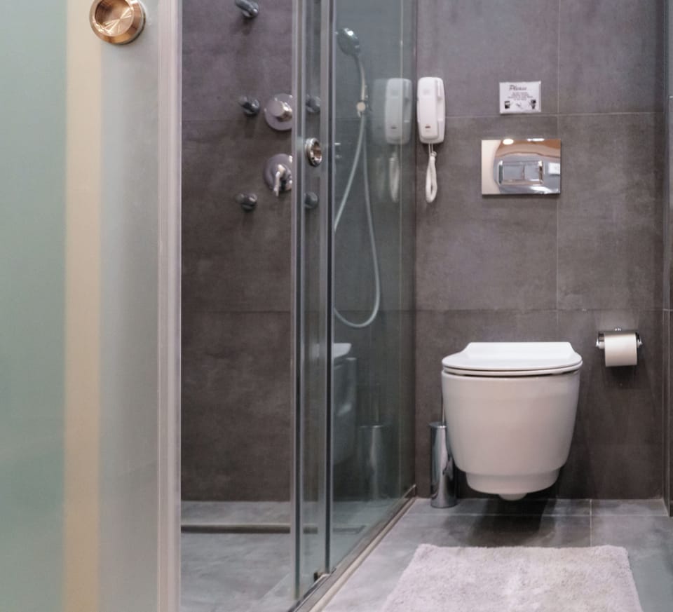 Cozy Nest with Private Pool | Bathroom | Jetted tub, hydromassage showerhead, hair dryer, towels