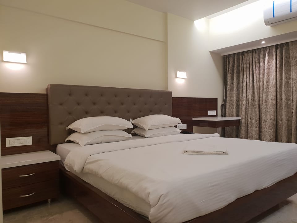 Premium Room | Premium bedding, in-room safe, desk, laptop workspace
