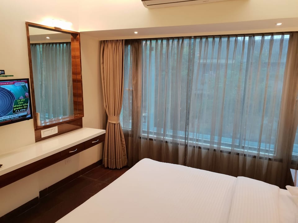 Premium Room | Premium bedding, in-room safe, desk, laptop workspace