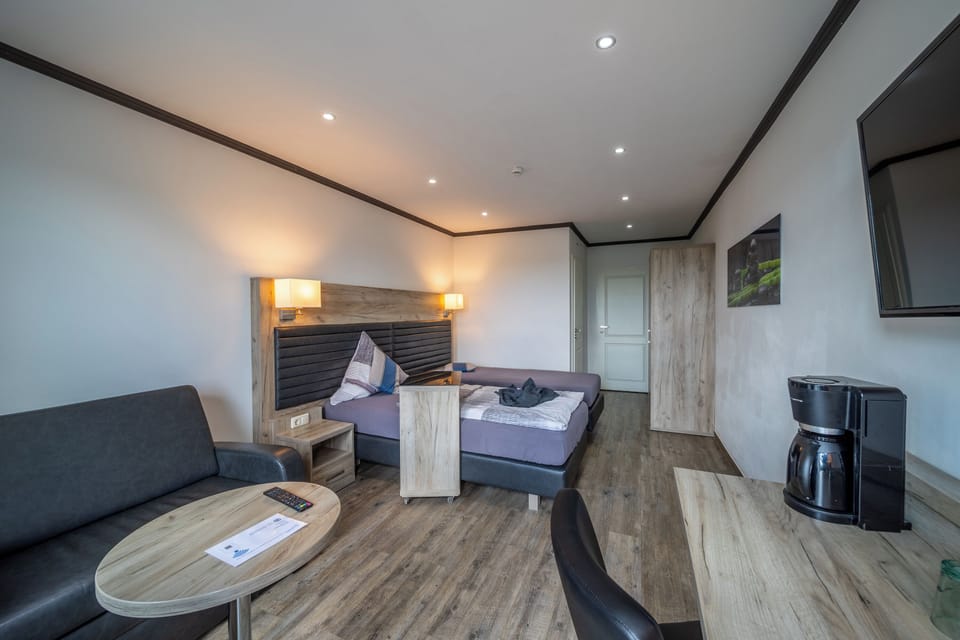 Komfort Doppelzimmer mit Kingsize-Bett , Kanalblick | Premium bedding, desk, iron/ironing board, free wired internet