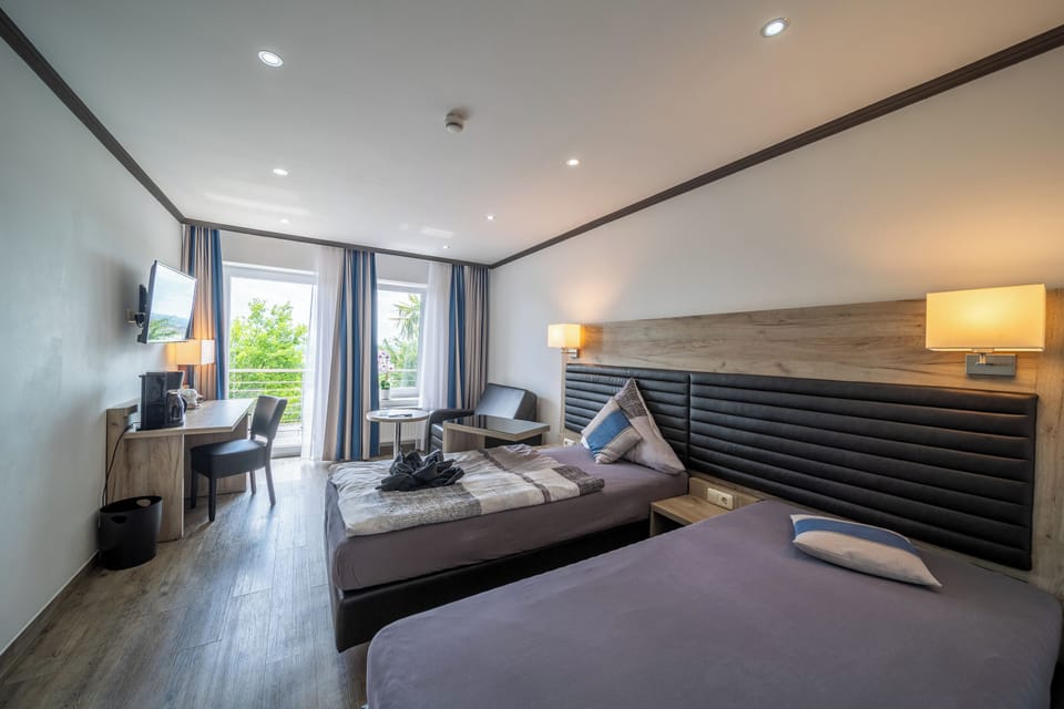 Komfort Doppelzimmer mit Kingsize-Bett , Kanalblick | Premium bedding, desk, iron/ironing board, free wired internet