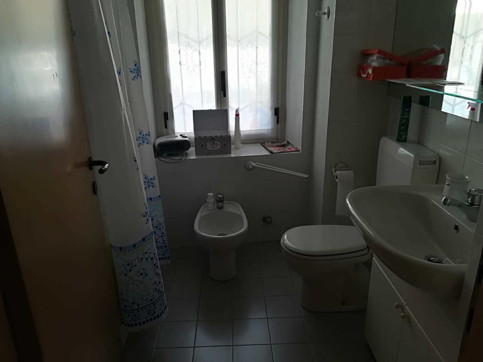 Combined shower/tub, free toiletries, hair dryer, bathrobes