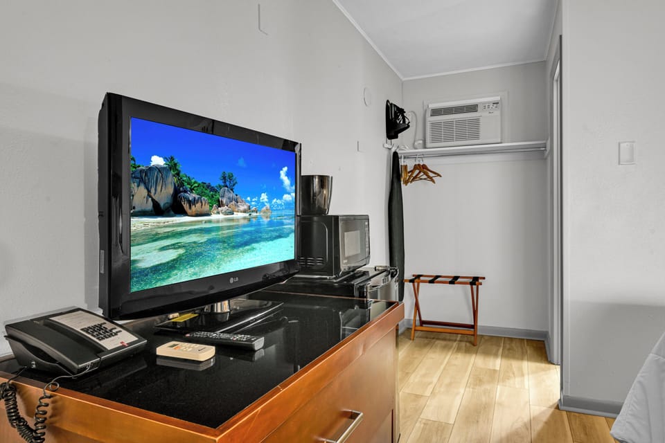 Standard Room, 1 Queen Bed, Non Smoking | Desk, laptop workspace, blackout drapes, iron/ironing board