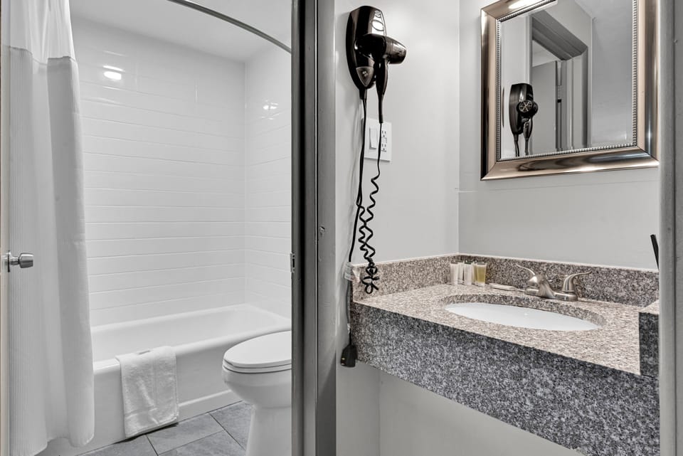 Standard Room, 2 Double Beds, Non Smoking, Valley View | Bathroom | Combined shower/tub, free toiletries, hair dryer, towels