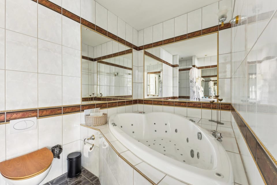 Suite | Bathroom | Hair dryer, towels