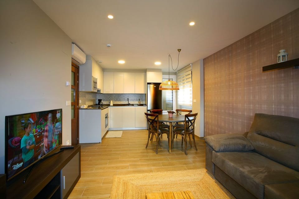 Private kitchen | Full-size fridge, microwave, oven, stovetop