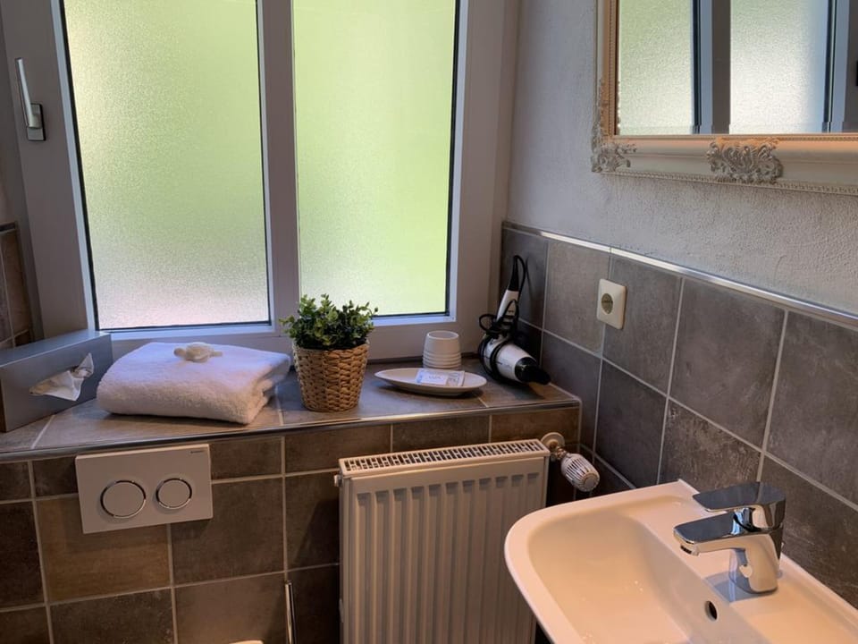 Standard Double Room, 2 Twin Beds | Bathroom | Free toiletries, hair dryer, towels