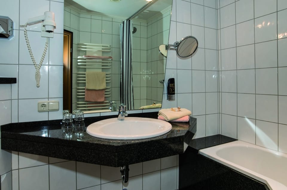 Deluxe Double Room, 1 Bedroom | Bathroom sink