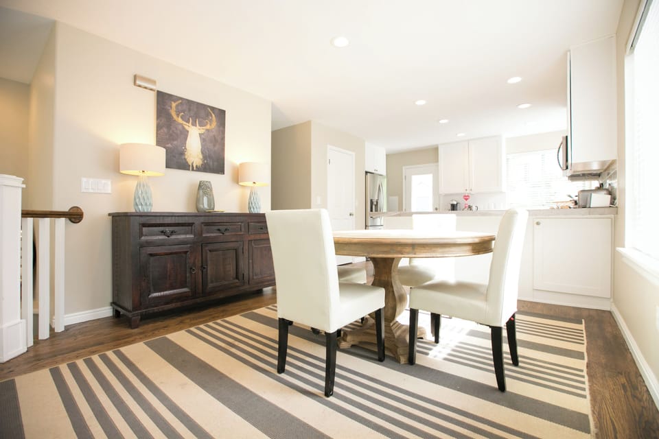 Family House, 5 Bedrooms, Mountain View | Living area | Flat-screen TV