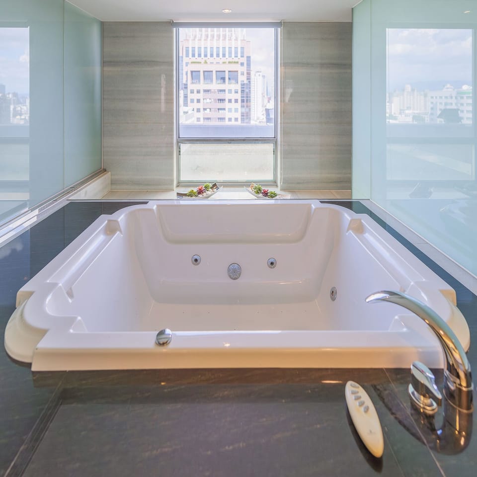 Presidential Suite | Bathroom | Separate tub and shower, hair dryer, towels, shampoo