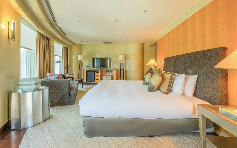 Executive Suite | Down comforters, desk, laptop workspace, blackout drapes