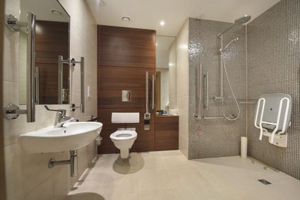 Classic Room, 1 Double or 2 Twin Beds (Accessible) | Bathroom | Free toiletries, hair dryer, bathrobes, towels