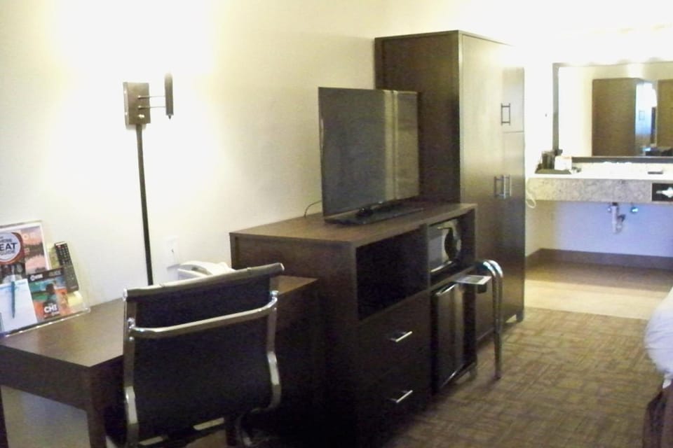 Individually decorated, blackout drapes, free WiFi, bed sheets