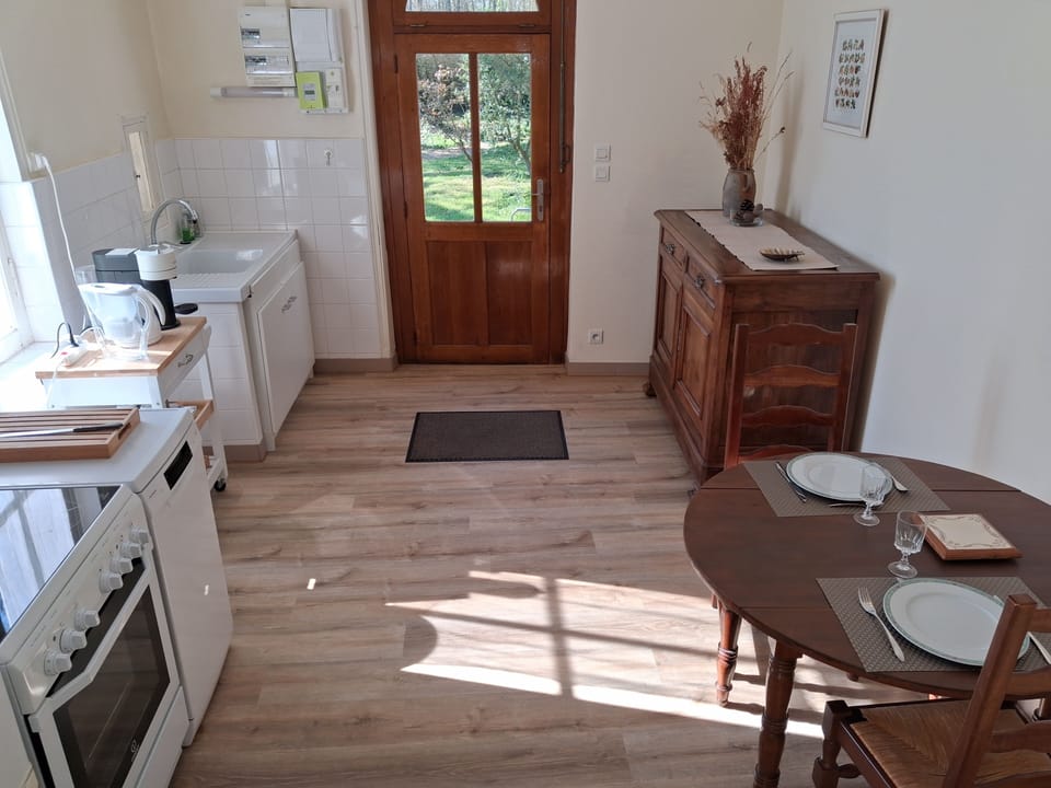 Apartment | Private kitchen | Coffee/tea maker, electric kettle, paper towels